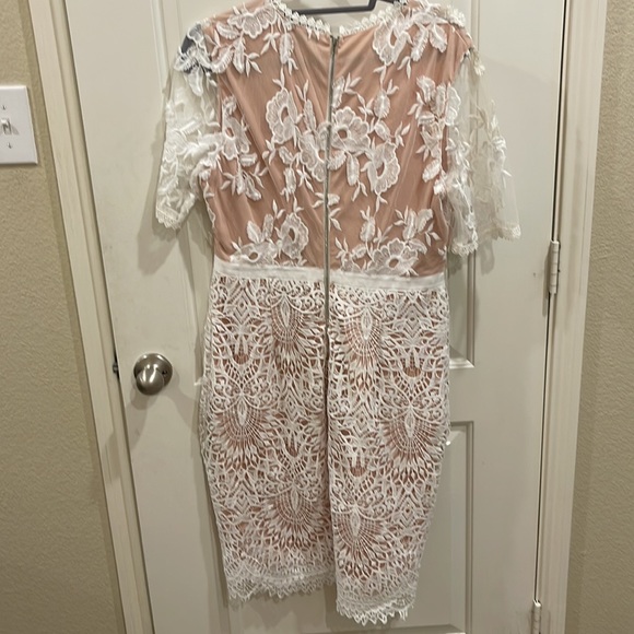 Lace dress - Picture 2 of 2